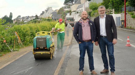 Johan Richard et Eric Guellec, ici devant les alvéoles de stationnement qui sont agrandies.