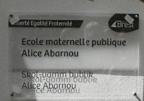 L'école Alice Abarnou, résistante à Brest durant la guerre a été inaugurée ru Bugeaud en présence de la fille de l'héroïne Andrée Abarnou et du Maire de Brest françois Cuillandre